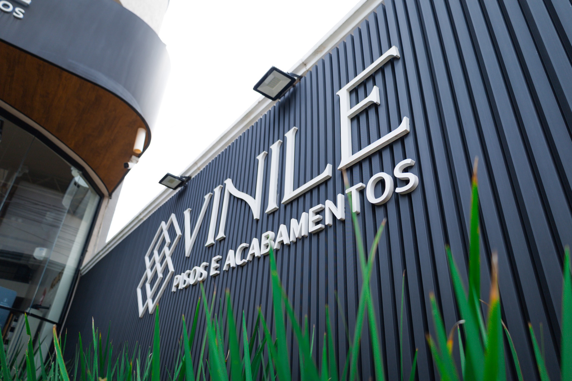 Fachada do showroom Vinile Pisos e Acabamentos